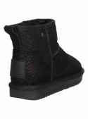 Botín de cuero negro para mujer, ideal para aventuras urbanas y al aire libre.