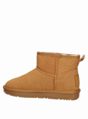 Botín de cuero camel con taco plano de 2.7 cm, diseño moderno y punta redonda.