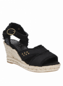 Calzado casual femenino en negro, combinación de textil y cuero, frescura y comodidad.