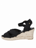 Sandalia negra de mujer, mezcla de textil y cuero, perfecta para actividades al aire libre.