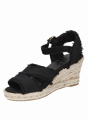 Sandalia casual de mujer en color negro con taco cuña de 7.7 cm y punta abierta, ideal para verano.