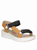 Sandalia casual camel de cuero y textil para mujer, cómoda y resistente para el verano.
