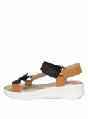 Calzado camel de cuero y textil, sandalia casual femenina, taco plano de 5 cm.