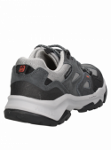 zapatilla outdoor gris para hombre, confeccionada en cuero y textil, perfecta para un estilo de vida activo.