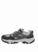 calzado masculino gris de Panama Jack, mezcla de cuero y textil, diseñado para aventuras urbanas.
