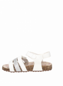 Calzado sintético blanco con cierre de velcro y suela plana, cómodo para paseos y actividades escolares.
