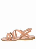 Sandalia camel de niña, diseño casual con taco plano, perfecta para el parque y la playa.