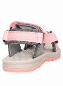 Sandalia infantil rosada con diseño ajustable y costuras visibles, adecuada para combinar con ropa veraniega.