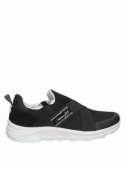 zapatilla casual de mujer en negro, mezcla de cuero y textil, diseñada para aventuras urbanas y outdoor.