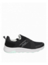 zapatilla casual de mujer en negro, mezcla de cuero y textil, diseñada para aventuras urbanas y outdoor.