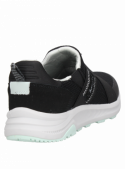zapatilla negra de mujer con forro textil y caña de 7.5 cm, perfecta para un estilo de vida dinámico.