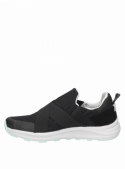 calzado casual negro de mujer con taco plano y punta redonda, confeccionado en cuero y textil para uso diario.