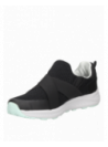 zapatilla negra casual de mujer en cuero y textil, ideal para actividades diarias por su comodidad y resistencia.
