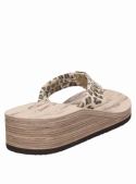 Calzado casual multicolor con diseño cómodo y fresco, ideal para paseos en el parque o playa.