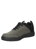 zapatilla verde de hombre con diseño resistente ideal para retos diarios.