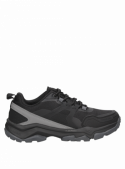 Zapatilla outdoor negra de hombre, caña de 6.7 cm, combina estilo y funcionalidad.