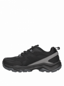 Zapatilla negra de hombre con taco plano de 5.8 cm, ideal para aventuras urbanas y al aire libre.