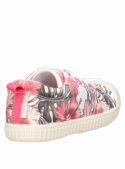 zapatilla infantil blanca con suela de excelente agarre, asegurando comodidad y seguridad en cada paso.