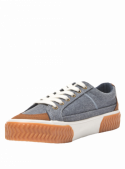 zapatilla azul de mujer con elementos urbanos y casuales, combinando textil y cuero para un diseño versátil y moderno.