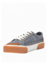 zapatilla azul de mujer con elementos urbanos y casuales, combinando textil y cuero para un diseño versátil y moderno.