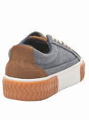 detalles en cuero y textil de la zapatilla azul casual de mujer, ideal para un look diario y actividades urbanas.