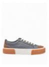 diseño moderno de zapatilla azul casual para mujer, con cordones gruesos y ojales metálicos que aportan sofisticación.