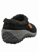 elegante zapatilla negra de mujer en cuero gamuzado, estilo mocasín, borde acogedor y suela de soporte, detalle distintivo