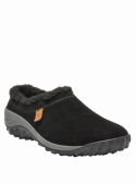 Zapatilla de mujer negra casual, gamuzada, estilo mocasín, borde tipo lana, suela antideslizante, detalle lateral.