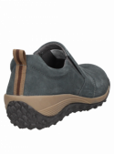 zapatilla casual de cuero gris, cómoda y funcional, adecuada para ambientes laborales relajados y actividades diarias.