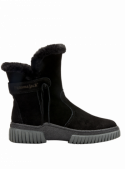Botín de cuero negro, suela robusta y dentada, perfecto para caminar en terrenos mojados, estilo casual femenino.