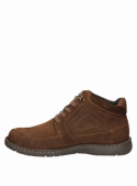 Botín urbano de cuero café para hombre, diseño casual con suela gruesa y costuras simétricas, ideal para jeans.