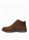 Botín urbano de cuero café para hombre, diseño casual con suela gruesa y costuras simétricas, ideal para jeans.