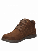 Botín casual de hombre en cuero gamuzado café, con cordones y costuras destacadas. Ideal para un look relajado.
