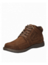 Botín casual de hombre en cuero gamuzado café, con cordones y costuras destacadas. Ideal para un look relajado.