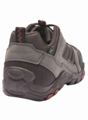 zapatilla taupe casual para hombre, versátil y cómoda, perfecta para un look relajado en caminatas o uso diario urbano.