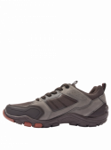 zapatilla taupe casual para hombre que combina con ropa urbana, destacando por su diseño athleisure y cordones funcionales.