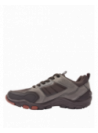 zapatilla taupe casual para hombre que combina con ropa urbana, destacando por su diseño athleisure y cordones funcionales.