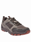 zapatilla taupe casual para hombre con textura entretejida, costuras visibles y paneles de caucho para mayor soporte.
