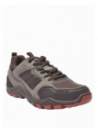 zapatilla taupe casual para hombre con textura entretejida, costuras visibles y paneles de caucho para mayor soporte.