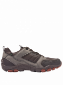 Zapatilla taupe casual para hombre, diseño robusto y deportivo, materiales sintéticos, textil y caucho moderno.