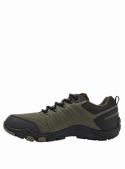 Zapatilla verde para actividades al aire libre, diseño funcional y moderno, ideal para ropa casual o deportiva.