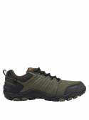 Zapatilla verde para hombre, estilo outdoor, ideal para senderismo, diseño robusto y tobillo acolchado.