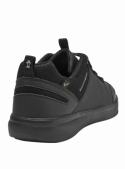 Zapatilla negra de diseño contemporáneo para hombre, con ojetillos resistentes, combinable con jeans o shorts.