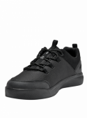 Calzado casual negro para hombre, de corte bajo y detalles técnicos, ideal para actividades cotidianas y confort.