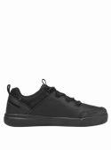 Zapatilla negra de estilo casual para hombre, con diseño urbano y líneas limpias, ideal para combinar con ropa informal.