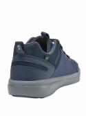 zapatilla azul de hombre, estilo minimalista y versátil, adecuada para ambientes informales y confort diario.
