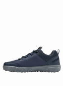 calzado casual azul masculino con corte bajo y detalles discretos, ideal para paseos por la ciudad.