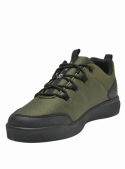 Zapatilla verde de estilo minimalista y contemporáneo, ideal para actividades cotidianas en ambientes informales.