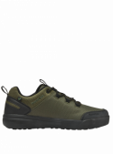 Zapatilla verde masculina de corte bajo con líneas limpias y costuras visibles, perfecta para combinar con ropa informal.