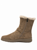 Bota casual de cuero gamuzado café con corte a media altura y detalles metálicos, combinable con jeans o vestidos de lana.